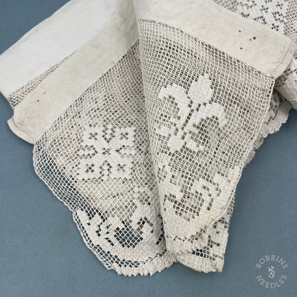 Antique Handmade Religious Filet Lace with Fleur-de-Lis & Crosses – 360 × 18 cm