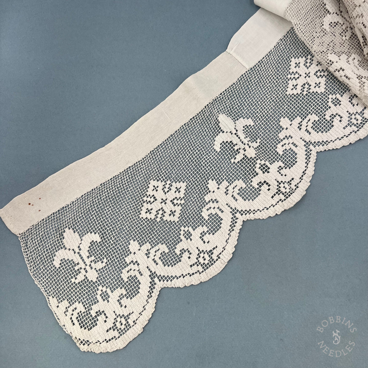 Antique Handmade Religious Filet Lace with Fleur-de-Lis & Crosses – 360 × 18 cm
