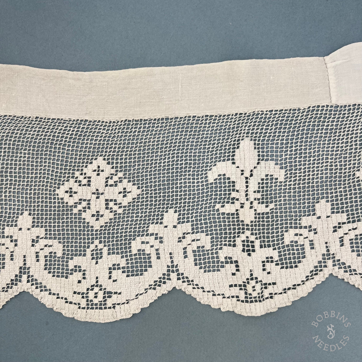 Antique Handmade Religious Filet Lace with Fleur-de-Lis & Crosses – 360 × 18 cm