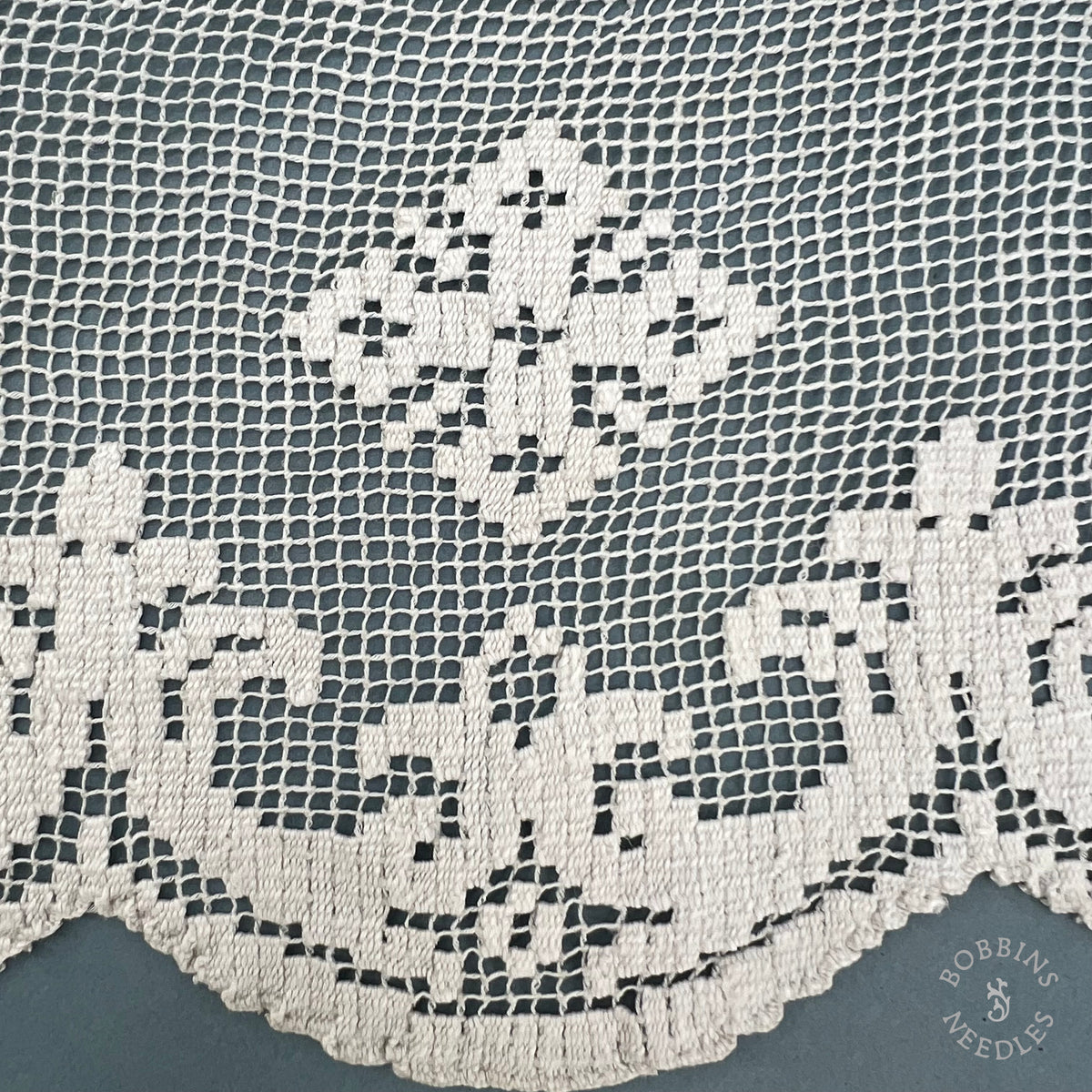 Antique Handmade Religious Filet Lace with Fleur-de-Lis & Crosses – 360 × 18 cm