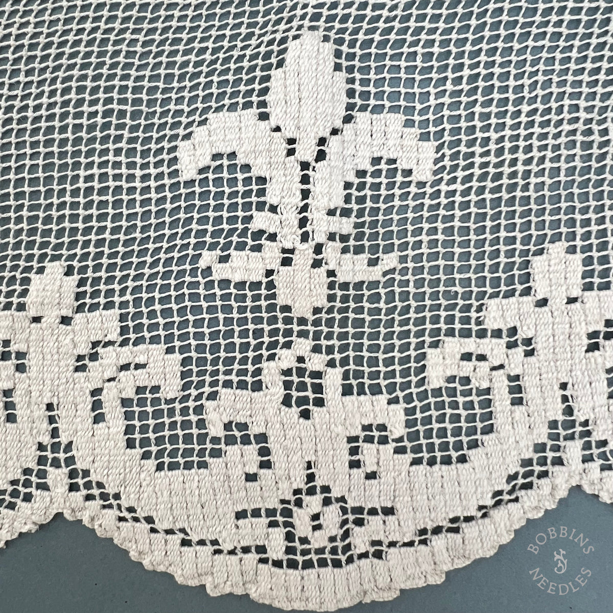 Antique Handmade Religious Filet Lace with Fleur-de-Lis & Crosses – 360 × 18 cm
