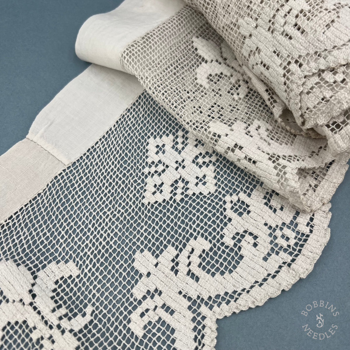 Antique Handmade Religious Filet Lace with Fleur-de-Lis & Crosses – 360 × 18 cm