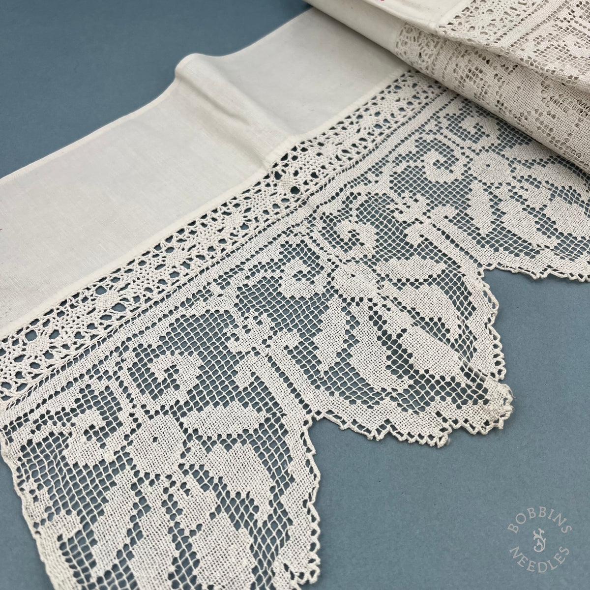 Antique Handmade Filet Lace with Bobbin Lace Insertion – Floral Pattern – 300 × 26 cm