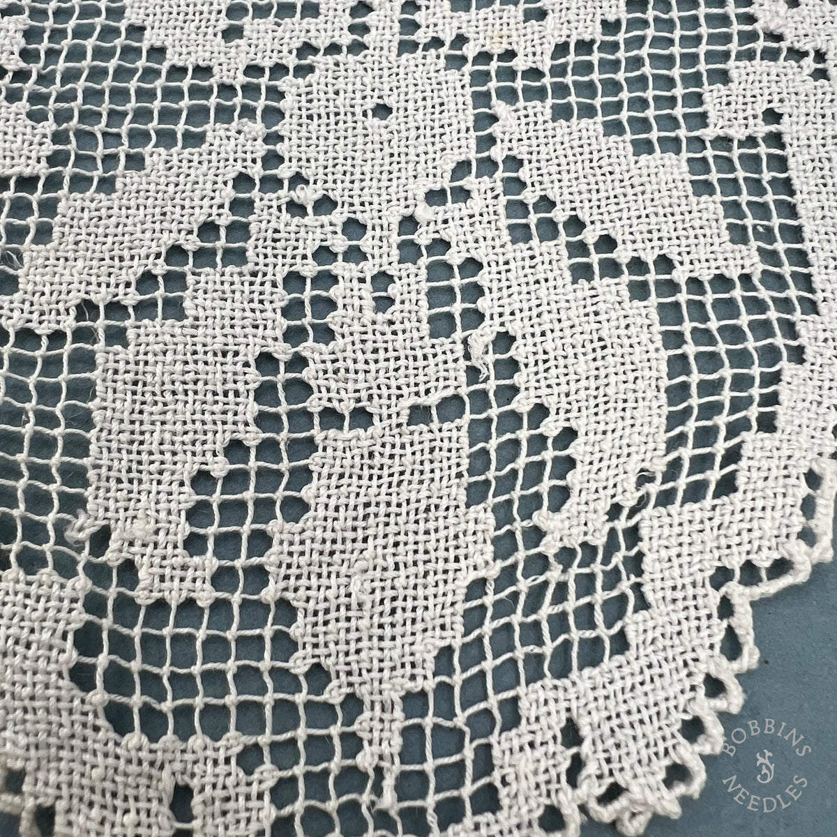 Antique Handmade Filet Lace with Bobbin Lace Insertion – Floral Pattern – 300 × 26 cm