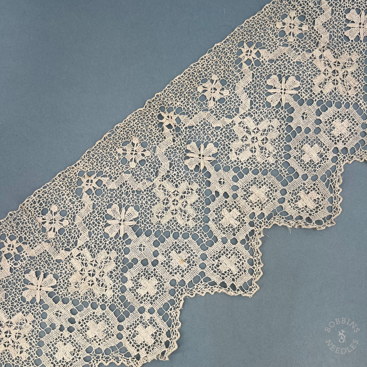 Antique Handmade Religious Filet Lace Border with Cross Motifs – 70 × 20 cm