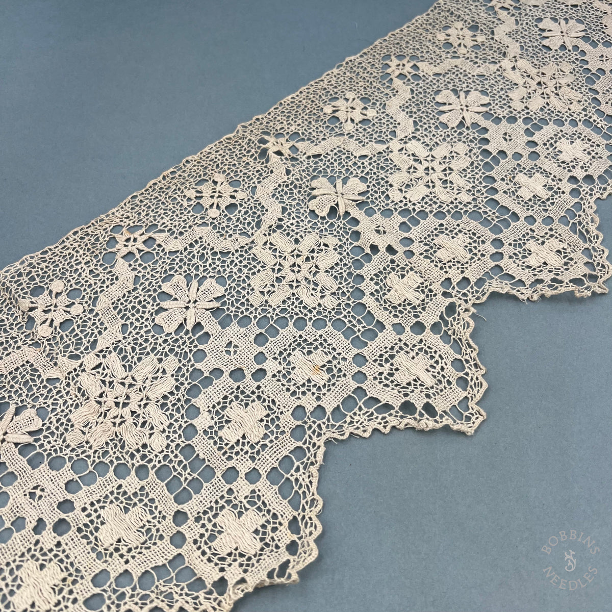 Antique Handmade Religious Filet Lace Border with Cross Motifs – 70 × 20 cm