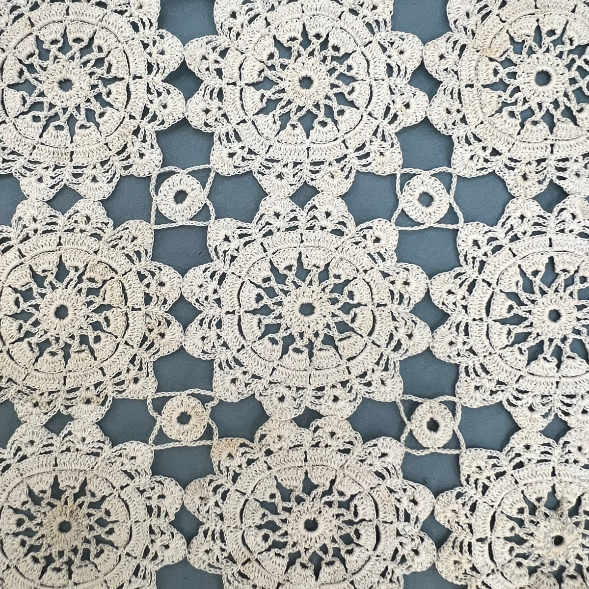 Antique Handmade Crochet Lace Border with Floral Medallions – 550 × 18 cm