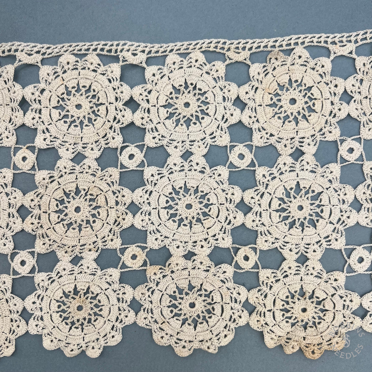Antique Handmade Crochet Lace Border with Floral Medallions – 550 × 18 cm