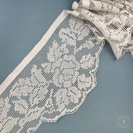 Antique Handmade Filet Lace Panel with Floral Pattern – 440 × 21 cm