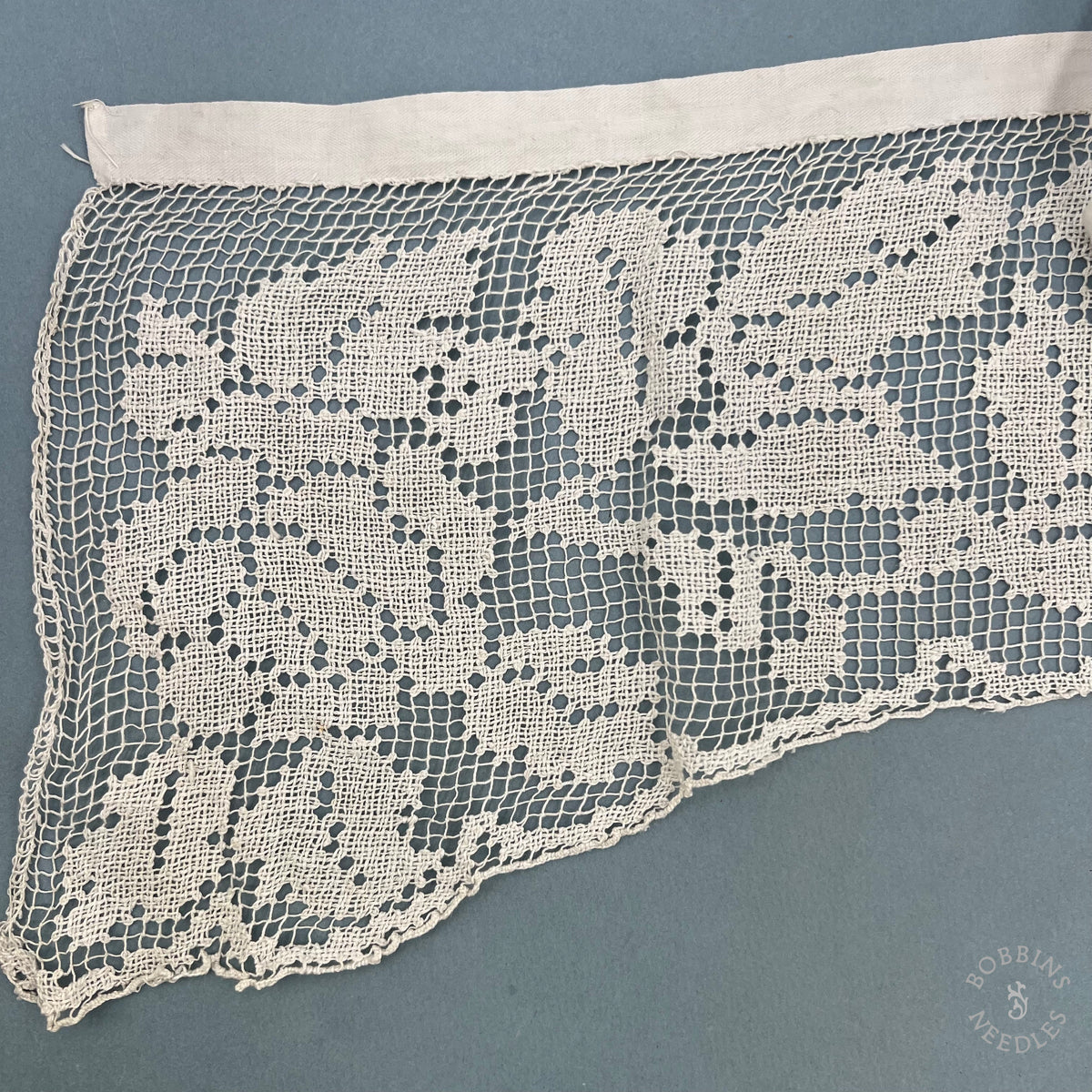 Antique Handmade Filet Lace Panel with Floral Pattern – 440 × 21 cm