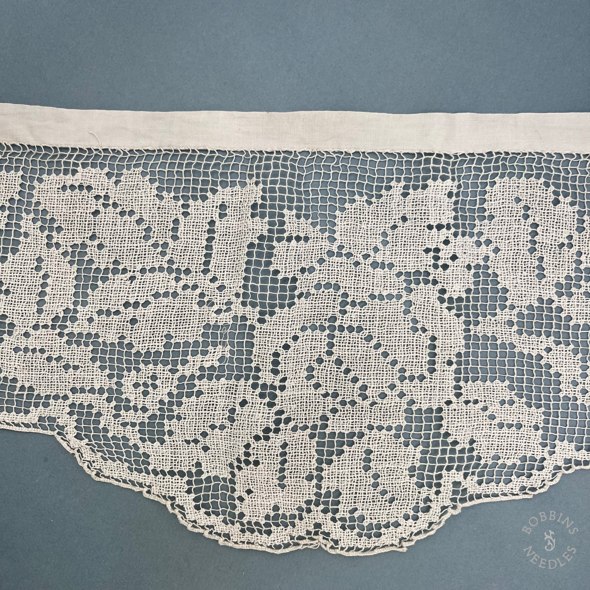 Antique Handmade Filet Lace Panel with Floral Pattern – 440 × 21 cm