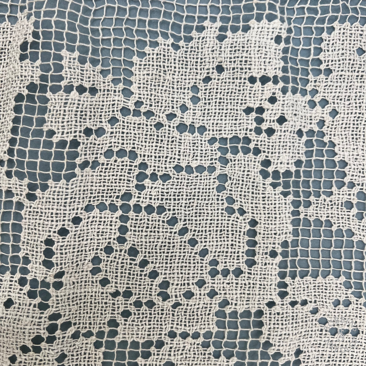 Antique Handmade Filet Lace Panel with Floral Pattern – 440 × 21 cm