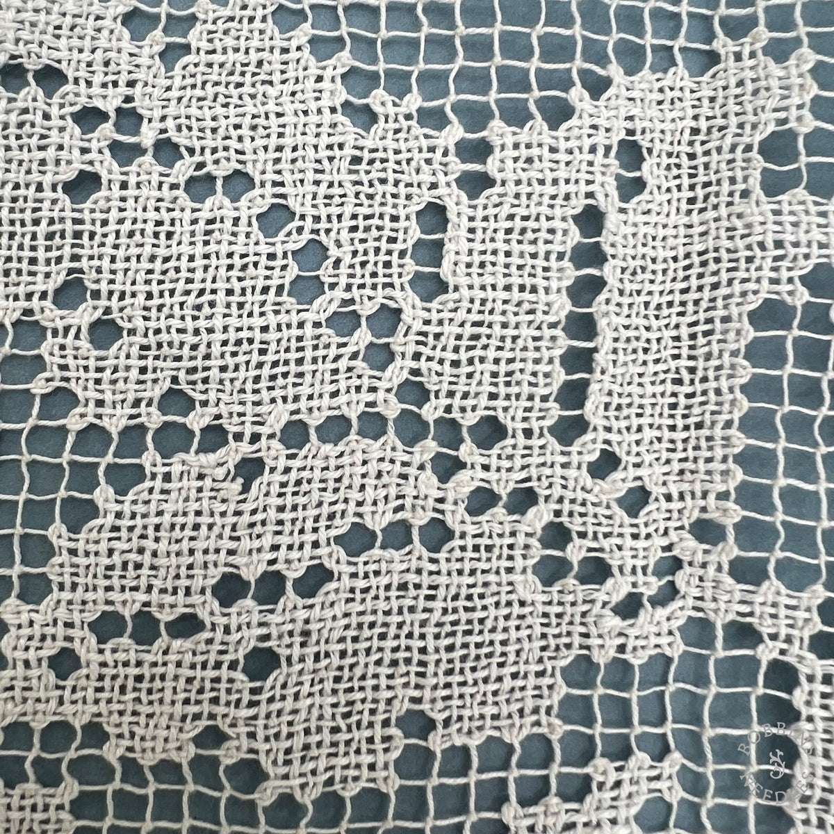 Antique Handmade Filet Lace Panel with Floral Pattern – 440 × 21 cm