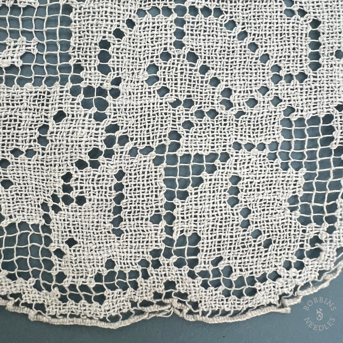 Antique Handmade Filet Lace Panel with Floral Pattern – 440 × 21 cm