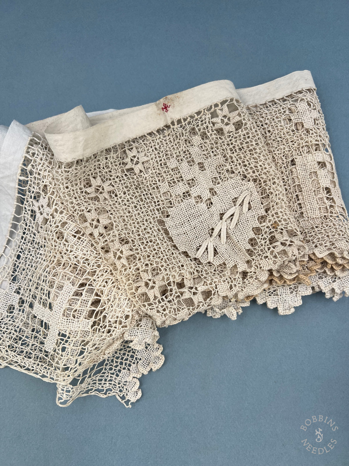 Antique Handmade Religious Filet Lace Border – Sacred Heart of Jesus – 380 cm