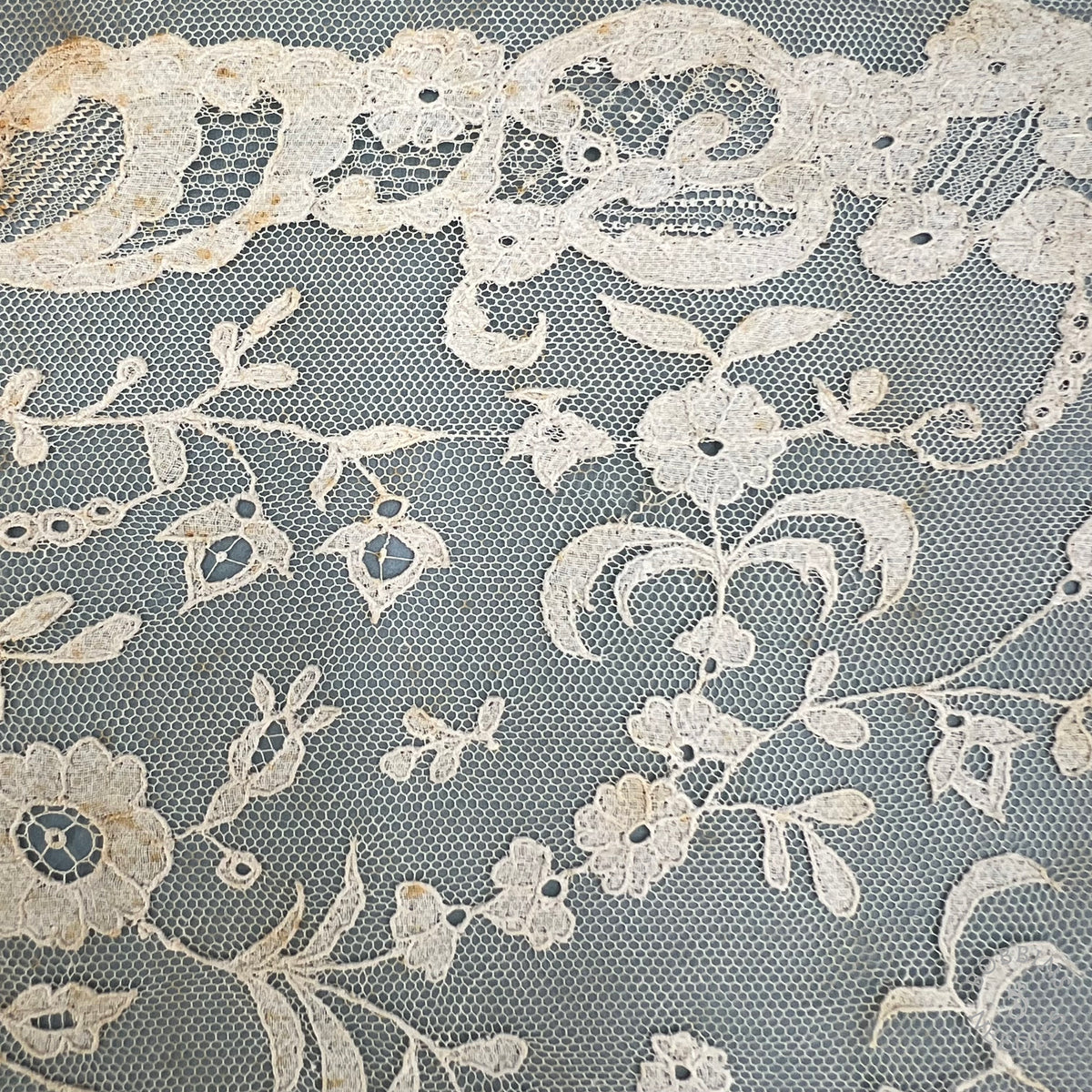 Antique Brussels Appliqué Style Lace Insertion – 46 × 23 cm