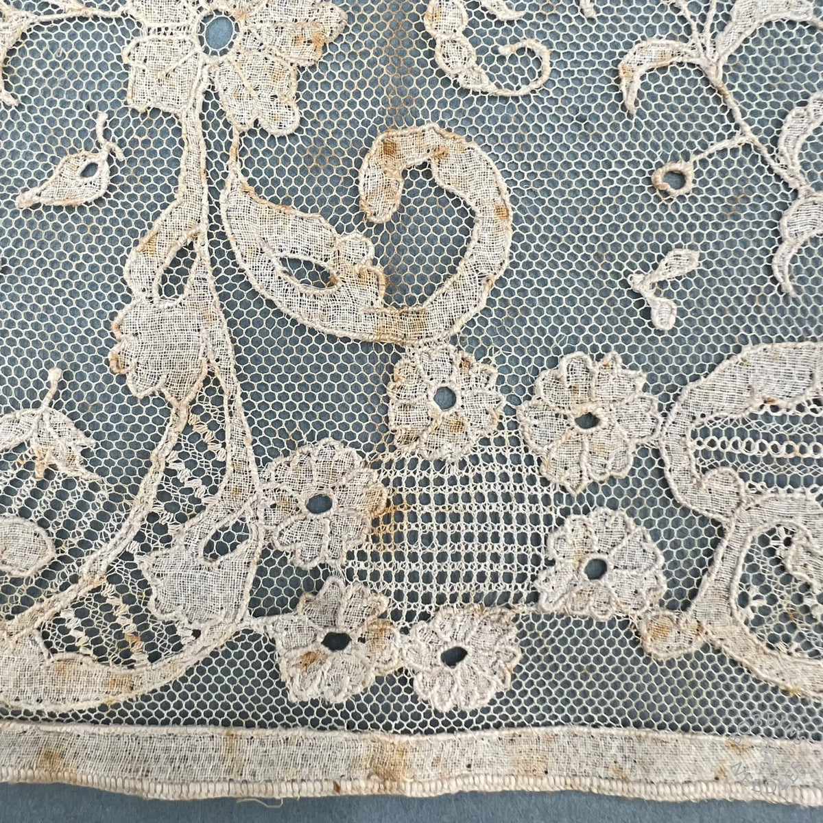 Antique Brussels Appliqué Style Lace Insertion – 46 × 23 cm