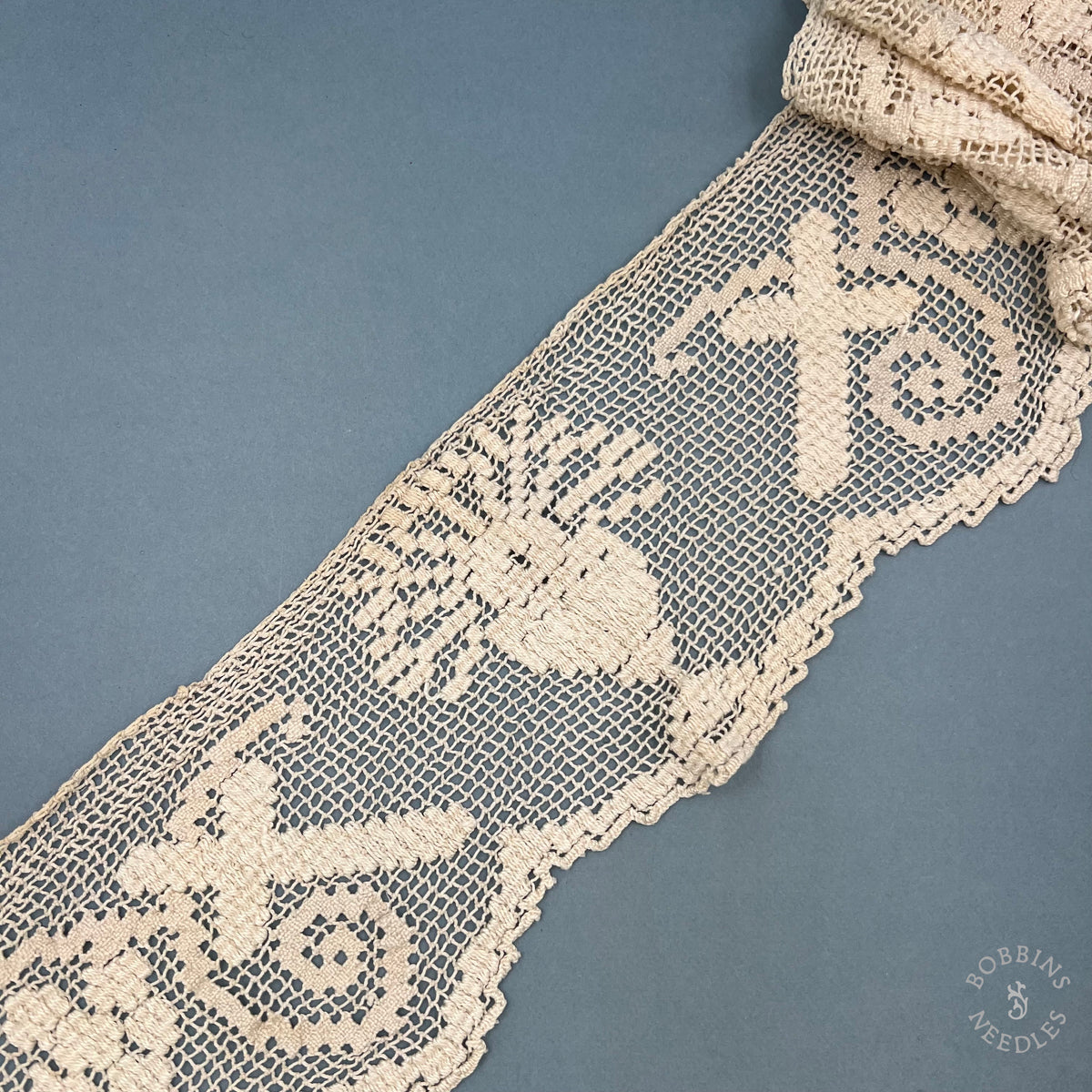 Antique Handmade Filet Crochet Altar Border with Chalice and Crosses – 226 × 18 cm