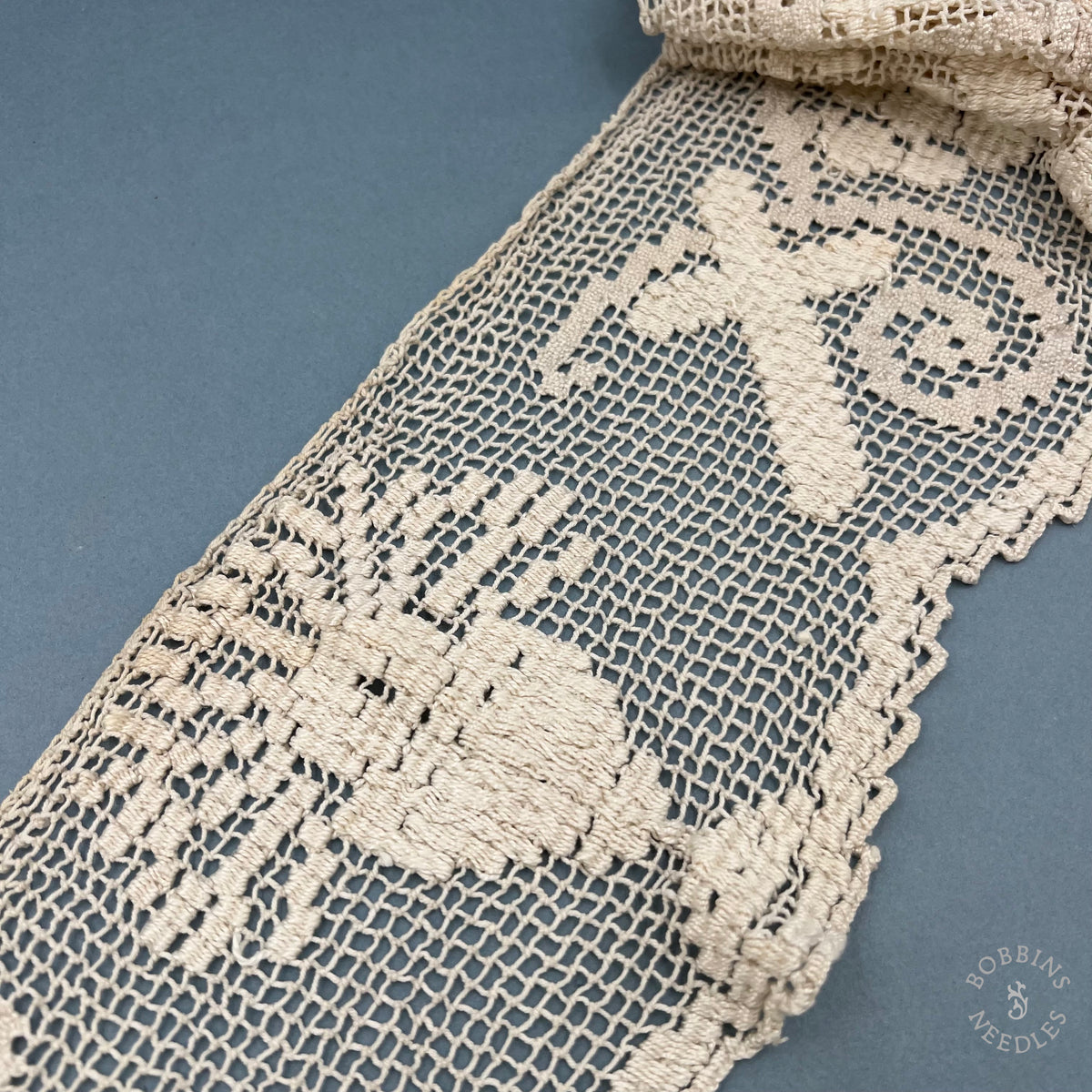 Antique Handmade Filet Crochet Altar Border with Chalice and Crosses – 226 × 18 cm