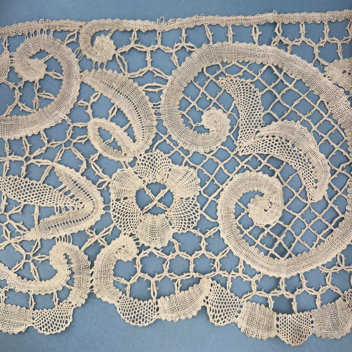 Antique Handmade Wide Lace Border – 4.40m Linen Bobbin Lace