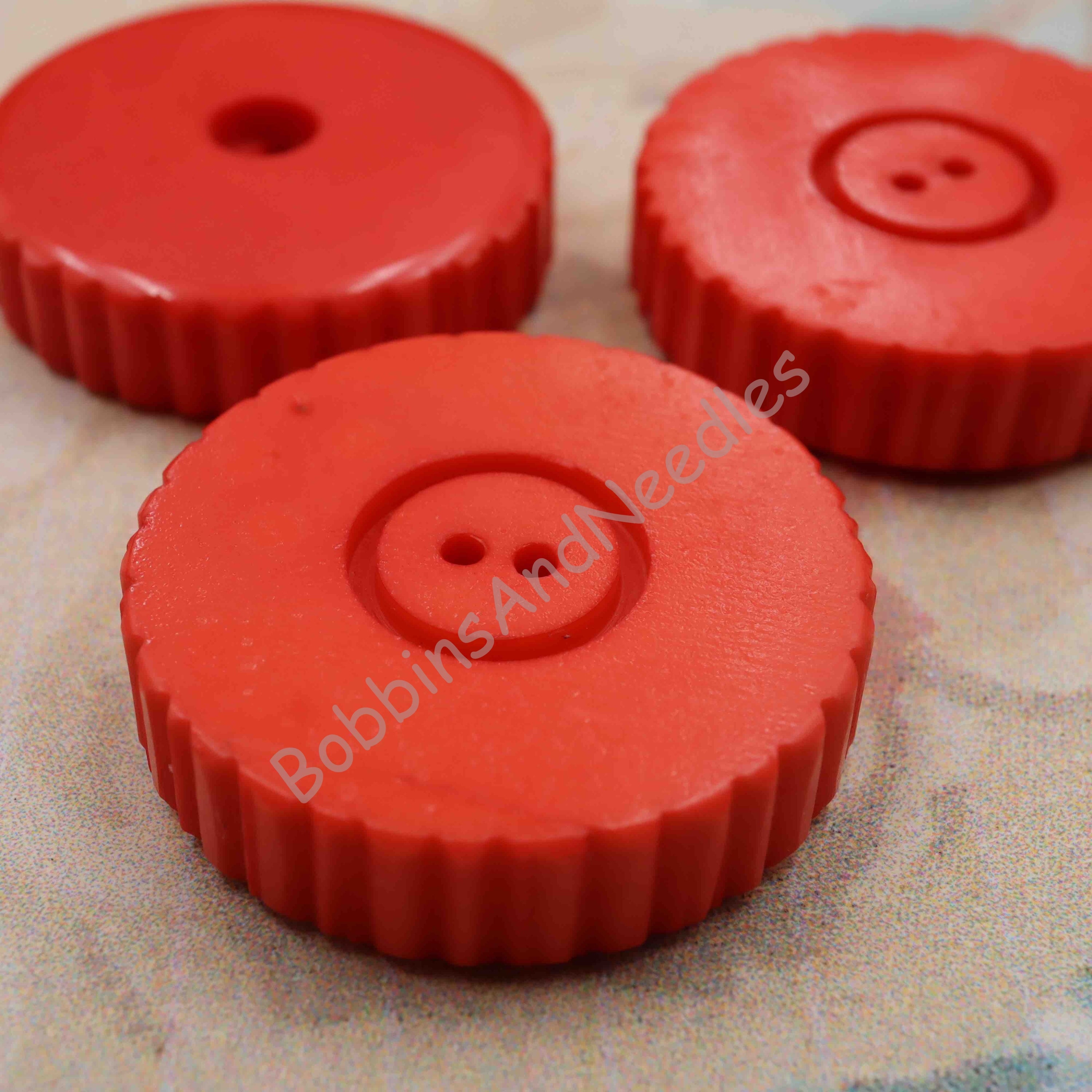 Set of 3 Large Red Couture Casein Buttons Ø 31 mm with Ribbed Edge