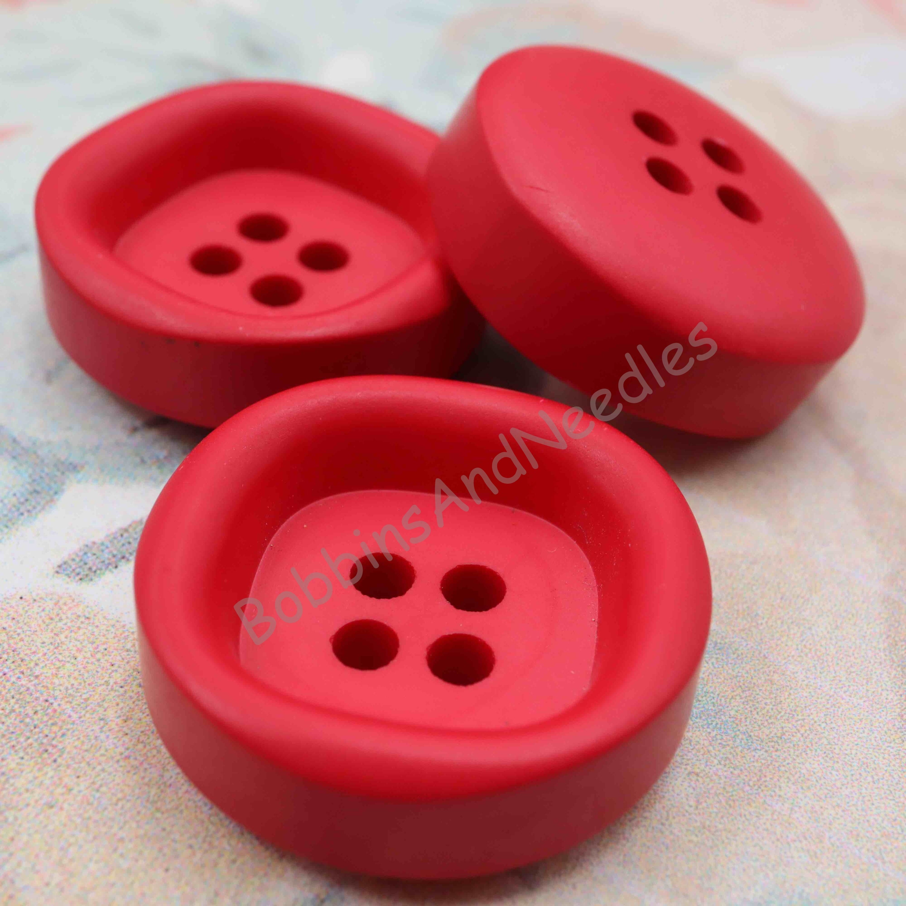 Set of 3 Red Casein Buttons Ø 27 mm with Dipped Square Effect